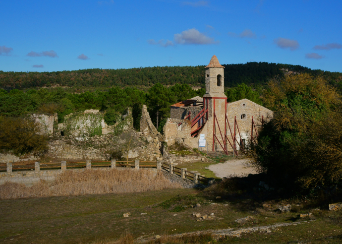 Avenc de la Febró. Caminar entre esquerdes obertes. Serra de la Mussara