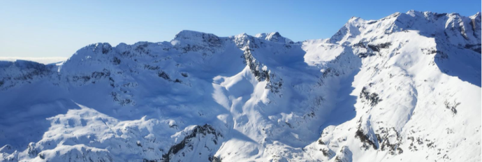 Pic de l'Aiguillette (2.542 mts), Pic de Bataillence (2.602 mts) i Pic de la Forqueta o Marioules (2.563 mts)